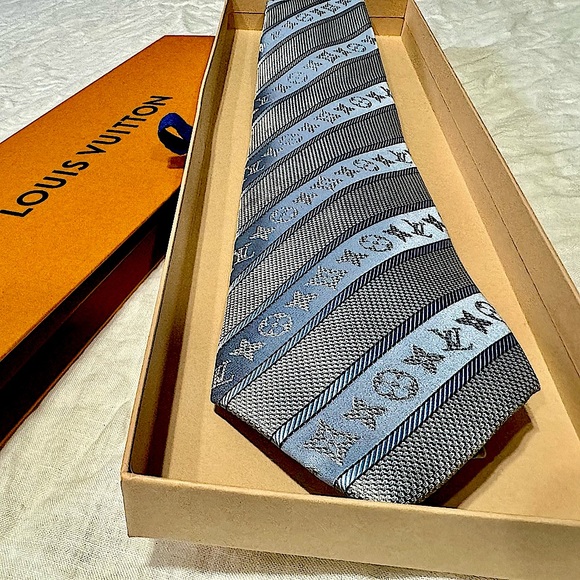 🎁PASTEL BEAUTY🎁🆕💯 ICONIC LOUIS VUITTON POWDER BLU LRG MONOGRAM STRIPES TIE🔥 - Picture 16 of 17